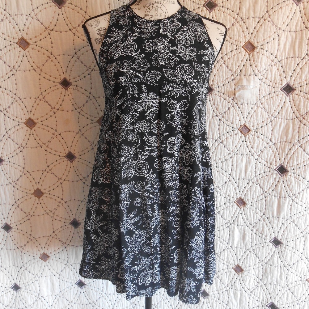 EUC Old Navy Woven Swing Dress Black Floral